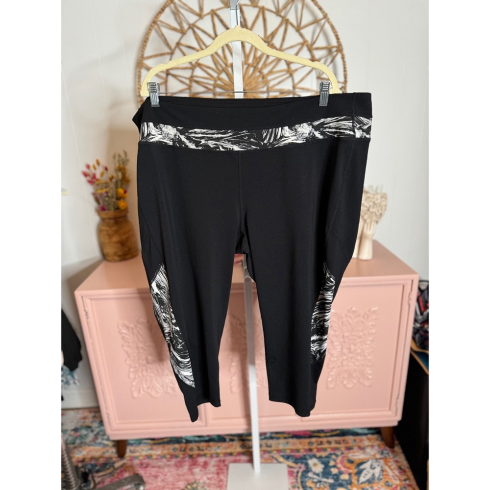 Women's‎ Free Country Black & White petal pusher Leggings 3X